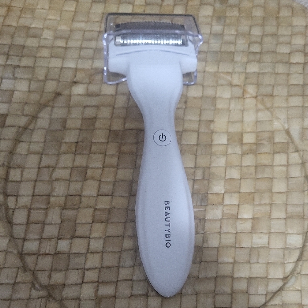 BEAUTYBIO White Electric Grooming Tool